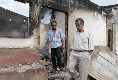 Xanana examines damage from Dili rioting.