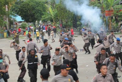 Police fire teargas on protesters in Jayapura. Photo: Jubi/Arnold Belau