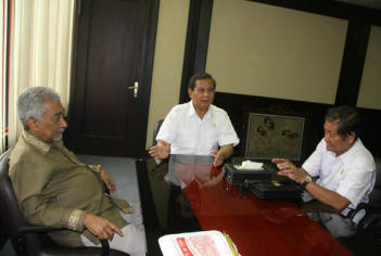 Alkatiri (left) meets with Prabowo (right)