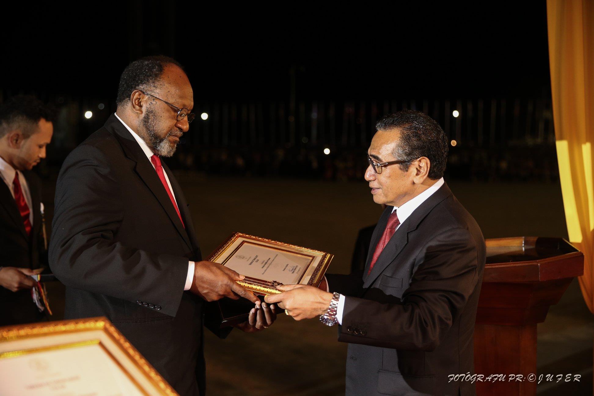 Prime Minister Charlot Salwai accepts award from Timor-Leste President Francisco Guterres Lú Olo on August 30. President Clinton did not attend. 